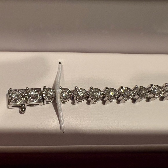 Ladies 10 Karat Tennis Bracelet - Picture 3 of 7